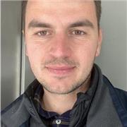 Me adapto a las necesidades del alumno, enseñando el temario de una forma participativa donde el mismo se vea en el relato histórico